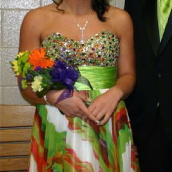 Size 6 prom dress - Picture 2 of 4